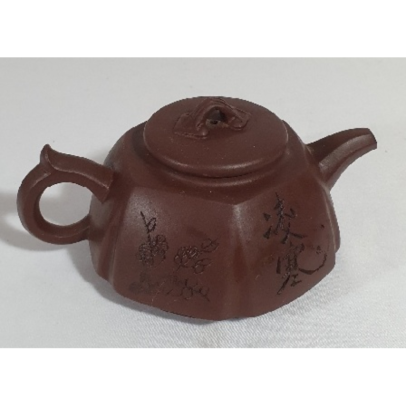 Mooi bewerkt Yixing trekpotje, gemerkt